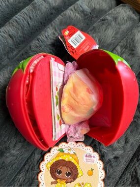 Strawberry Shortcake's Orange Blossom Doll Accessories